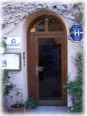 Un H�tel � Hy�res (Provence d'Azur). Venez visiter notre charmante bastide Proven�ale transform�e en H�tel. Cet h�tel, proche de Toulon se cache � Hy�res en Provence D'Azur dans le sud de la France : Le Var.